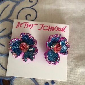 BETSEY JOHNSON TWO TONE EARRINGS